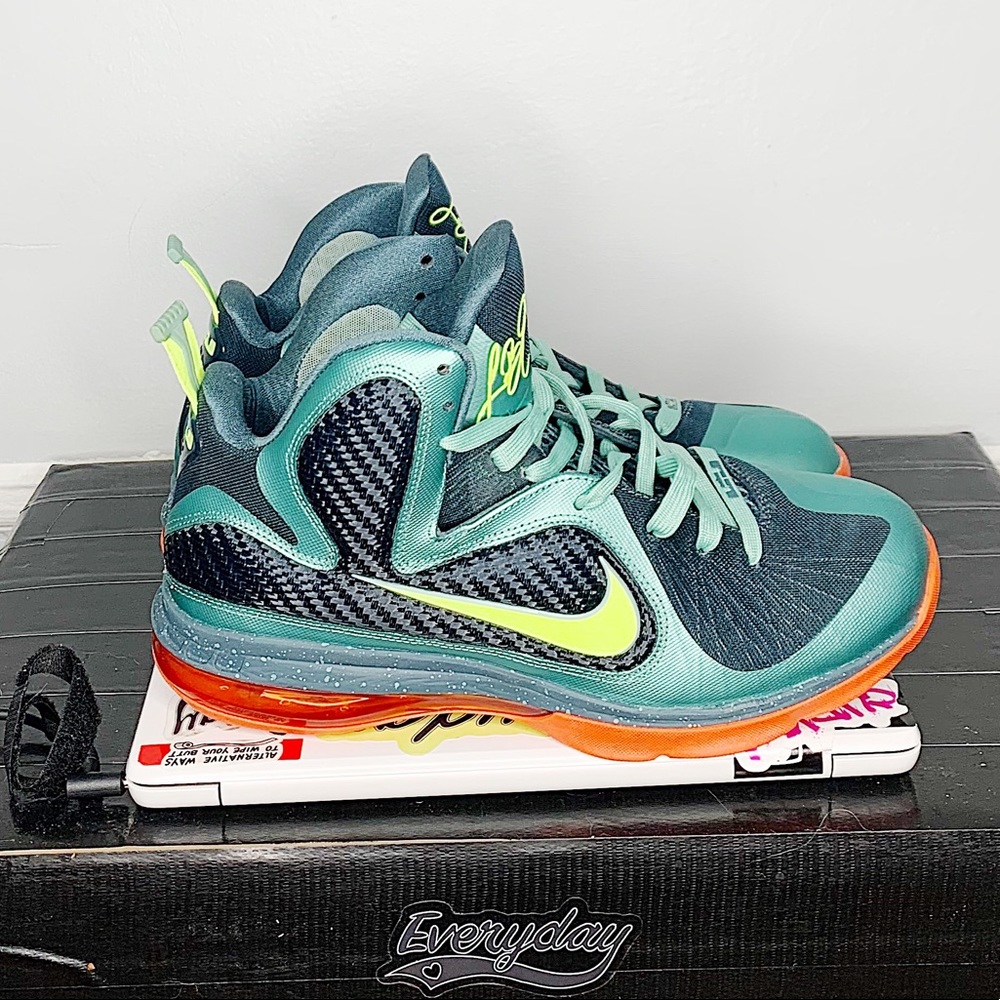 Nike Lebron sneakers - Picture 2 of 7